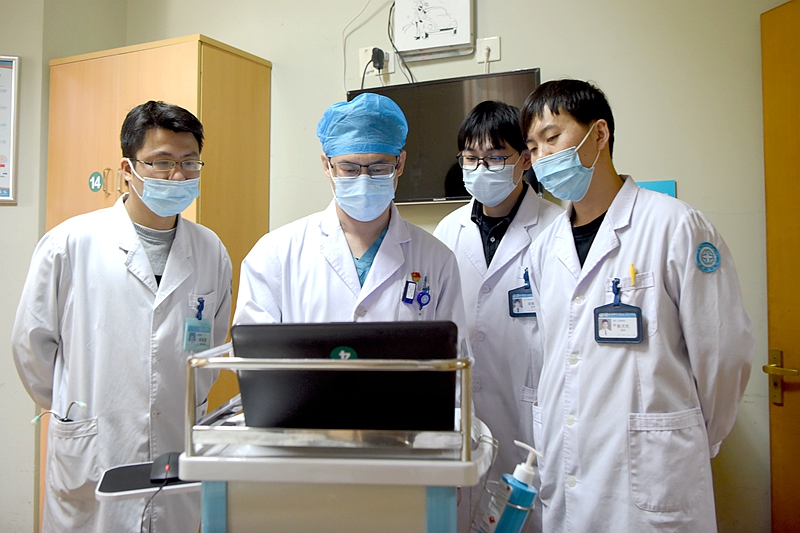 消化內(nèi)科吳芳查房_副本.jpg