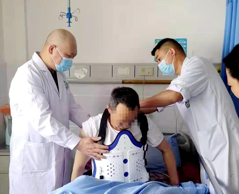 劉言云（左一）為脊柱外科術(shù)后病人佩戴支具.jpg