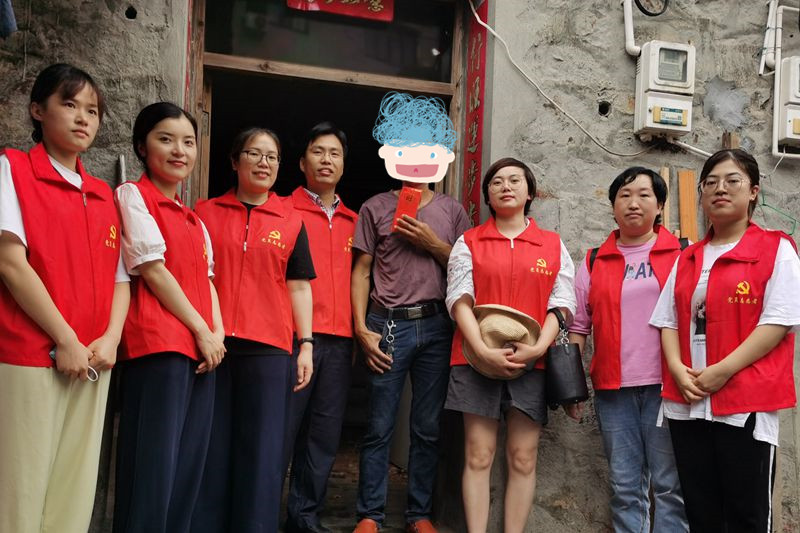 急重癥支部慰問(wèn)困難戶(hù).jpg