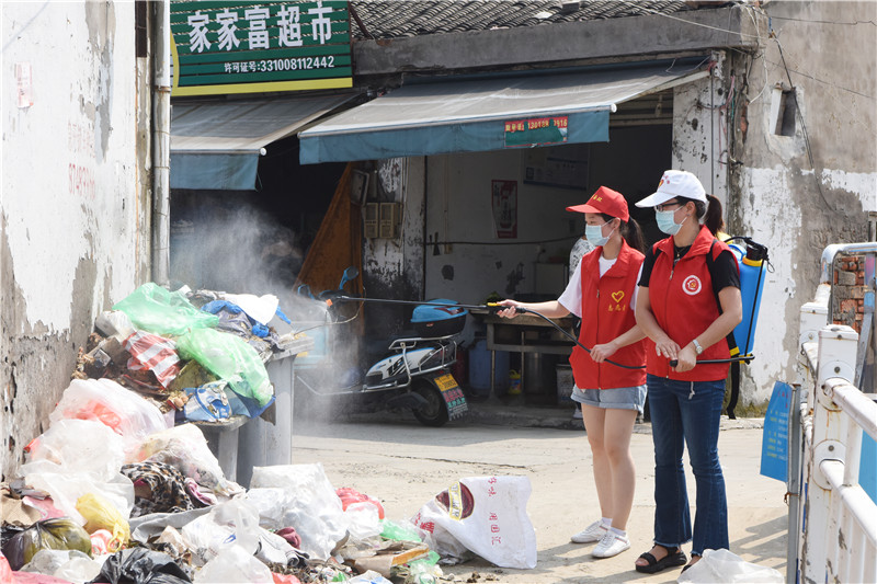 志愿者協(xié)助分院消殺工作.jpg