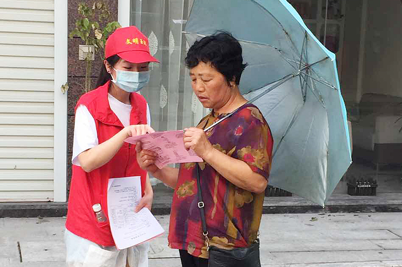 志愿者協(xié)助分院 開展宣傳.jpg